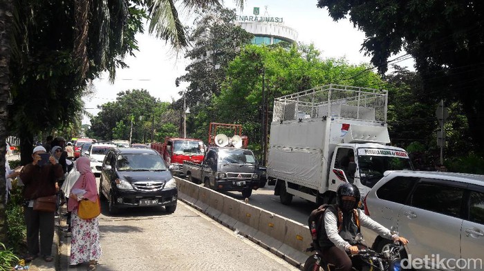 Massa Kawal Sidang Ahok Bubar, Jalan RM Harsono Kembali Dibuka