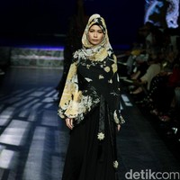 Koleksi Manjha Hijab by Ivan Gunawan mengangkat tema Romantic Hijab Culture di Jakarta Fashion & Food Festival 2017 di Ballroom Hotel Haris Lt.5, Kelapa Gading. Jakarta. [Foto: Mohammad Abduh/Wolipop]