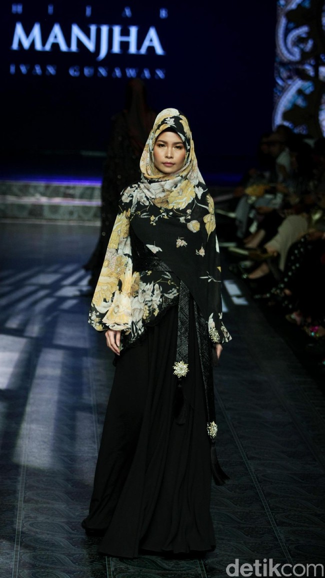 Koleksi Manjha Hijab by Ivan Gunawan mengangkat tema Romantic Hijab Culture di Jakarta Fashion & Food Festival 2017 di Ballroom Hotel Haris Lt.5, Kelapa Gading. Jakarta. [Foto: Mohammad Abduh/Wolipop]