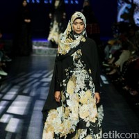 Koleksi Manjha Hijab by Ivan Gunawan mengangkat tema Romantic Hijab Culture di Jakarta Fashion & Food Festival 2017 di Ballroom Hotel Haris Lt.5, Kelapa Gading. Jakarta. [Foto: Mohammad Abduh/Wolipop]
