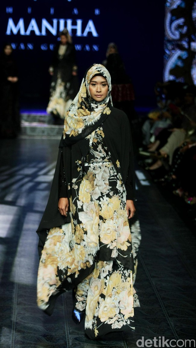 Koleksi Manjha Hijab by Ivan Gunawan mengangkat tema Romantic Hijab Culture di Jakarta Fashion & Food Festival 2017 di Ballroom Hotel Haris Lt.5, Kelapa Gading. Jakarta. [Foto: Mohammad Abduh/Wolipop]