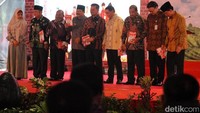 Lima gubernur di Indonesia mendapat buku Nawacita. Suparno/detikcom.