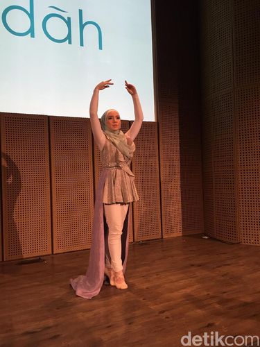 Cantiknya Stephanie Kurlow, Balerina Hijab Pertama Datang ke Jakarta