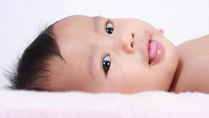 <i>Cute</i>! Ekspresi Menggemaskan Bayi Saat Diperiksa Petugas Medis