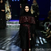 Koleksi Manjha Hijab by Ivan Gunawan mengangkat tema Romantic Hijab Culture di Jakarta Fashion & Food Festival 2017 di Ballroom Hotel Haris Lt.5, Kelapa Gading. Jakarta. [Foto: Mohammad Abduh/Wolipop]
