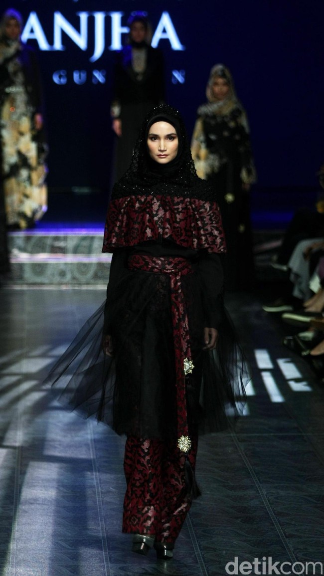 Koleksi Manjha Hijab by Ivan Gunawan mengangkat tema Romantic Hijab Culture di Jakarta Fashion & Food Festival 2017 di Ballroom Hotel Haris Lt.5, Kelapa Gading. Jakarta. [Foto: Mohammad Abduh/Wolipop]