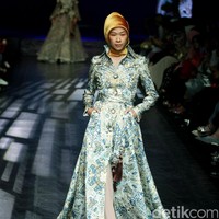 Koleksi Manjha Hijab by Ivan Gunawan mengangkat tema Romantic Hijab Culture di Jakarta Fashion & Food Festival 2017 di Ballroom Hotel Haris Lt.5, Kelapa Gading. Jakarta. [Foto: Mohammad Abduh/Wolipop]