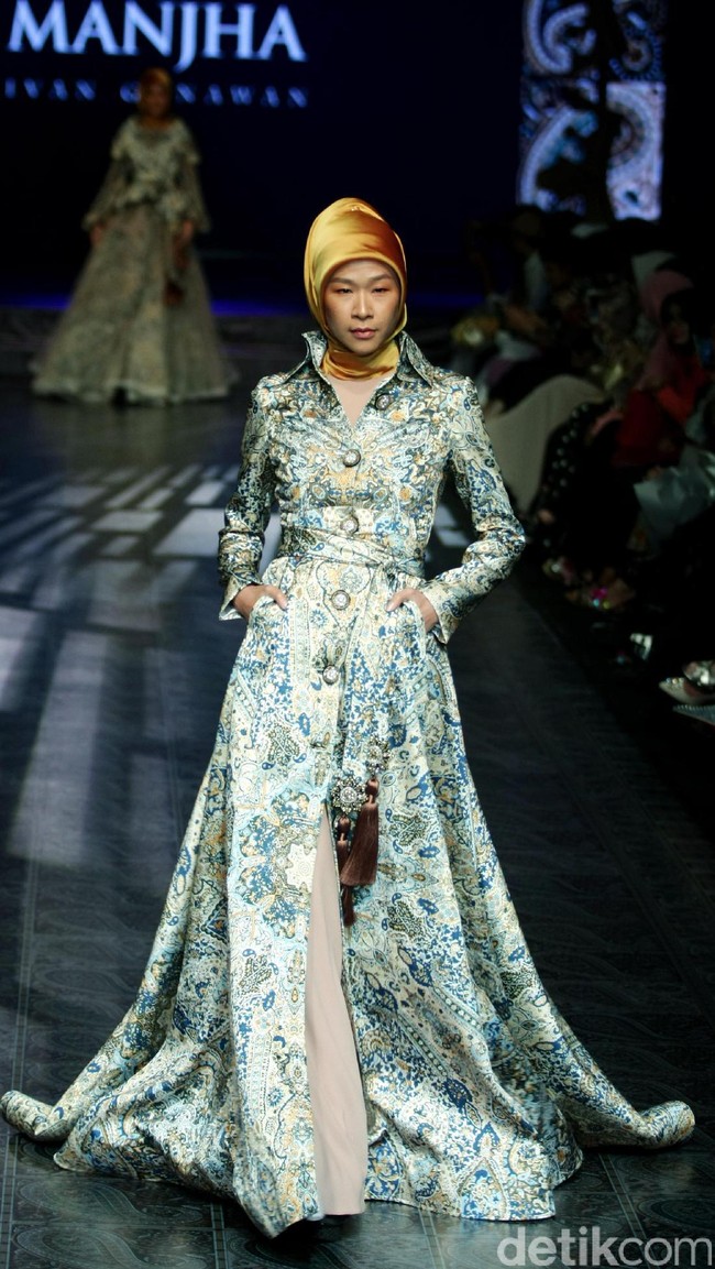 Koleksi Manjha Hijab by Ivan Gunawan mengangkat tema Romantic Hijab Culture di Jakarta Fashion & Food Festival 2017 di Ballroom Hotel Haris Lt.5, Kelapa Gading. Jakarta. [Foto: Mohammad Abduh/Wolipop]