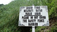 Yang paling penting, traveler tidak boleh melewati pagar demi keamanan bersama. Bahkan ada plang khusus untuk itu (Randy/detikTravel)