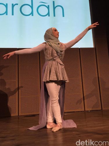 Cantiknya Stephanie Kurlow, Balerina Hijab Pertama Datang ke Jakarta