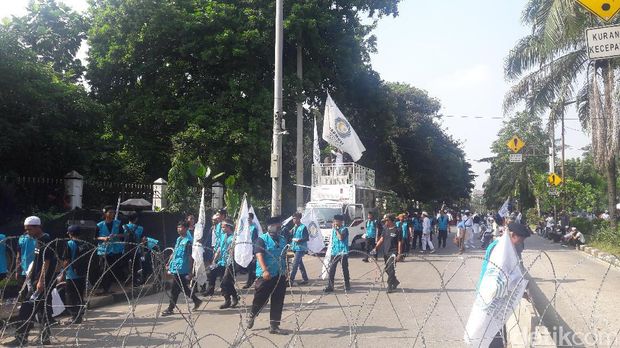 Massa kontra Ahok di depan Gedung Kementerian Pertanian