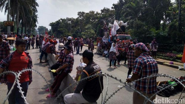 Massa pro Ahok menggelar aksi di depan Gedung Kementan