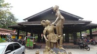 Contohnya pendopo Joglo dengan patung wayang di depannya ini. Biasanya di Joglo ini digelar latihan sendratari yang bisa dilihat traveler (Wahyu/detikTravel)