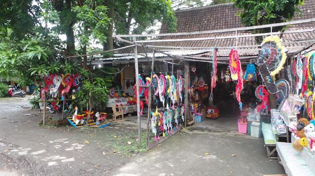 Penjual mainan anak-anak di Taman Sriwedari (Wahyu/detikTravel)
