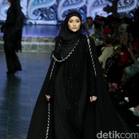 Koleksi Manjha Hijab by Ivan Gunawan mengangkat tema Romantic Hijab Culture di Jakarta Fashion & Food Festival 2017 di Ballroom Hotel Haris Lt.5, Kelapa Gading. Jakarta. [Foto: Mohammad Abduh/Wolipop]