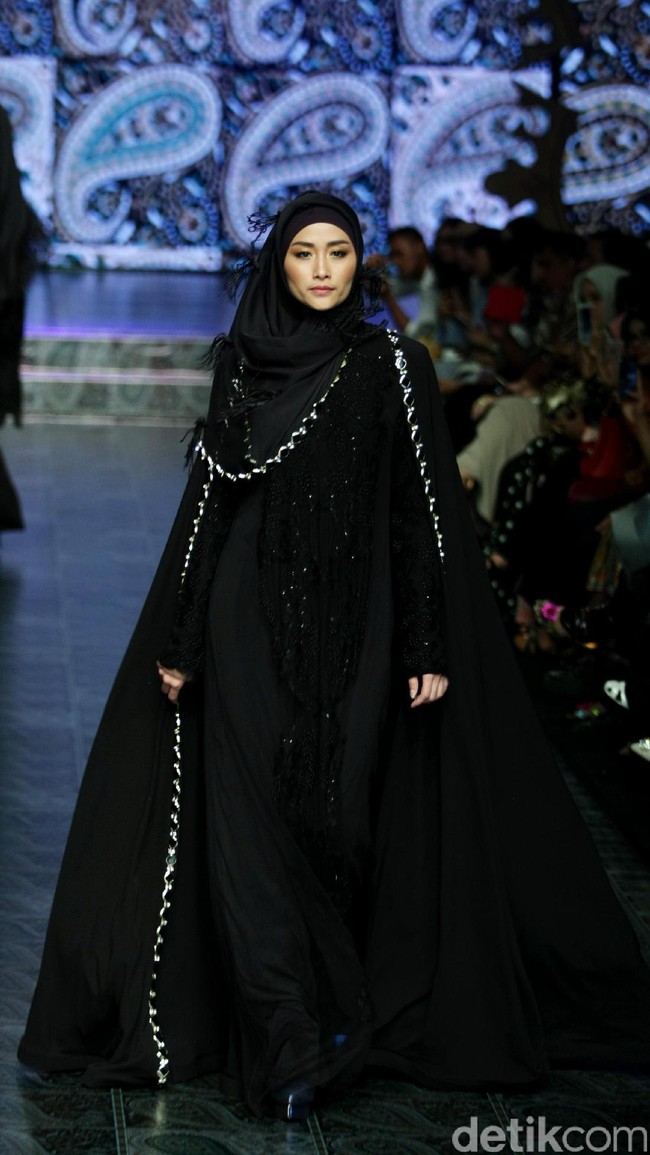 Koleksi Manjha Hijab by Ivan Gunawan mengangkat tema Romantic Hijab Culture di Jakarta Fashion & Food Festival 2017 di Ballroom Hotel Haris Lt.5, Kelapa Gading. Jakarta. [Foto: Mohammad Abduh/Wolipop]