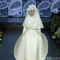 Koleksi Manjha Hijab by Ivan Gunawan mengangkat tema Romantic Hijab Culture di Jakarta Fashion & Food Festival 2017 di Ballroom Hotel Haris Lt.5, Kelapa Gading. Jakarta. [Foto: Mohammad Abduh/Wolipop]