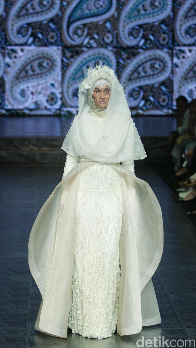 Koleksi Manjha Hijab by Ivan Gunawan mengangkat tema Romantic Hijab Culture di Jakarta Fashion & Food Festival 2017 di Ballroom Hotel Haris Lt.5, Kelapa Gading. Jakarta. [Foto: Mohammad Abduh/Wolipop]