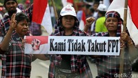 Mereka memakai baju kotak-kotak.