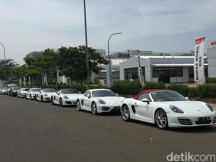 Penampakan Deretan Mobil Sport di BSD
