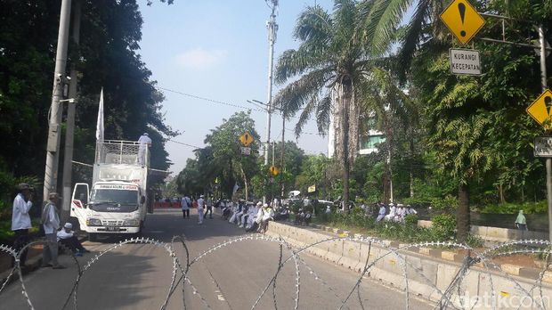 Massa kontra Ahok di depan Gedung Kementerian Pertanian