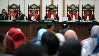 Ketua majelis hakim Dwiarso Budi Santiarto sempat menegur Basuki Tjahaja Purnama (Ahok), yang sedang membacakan nota pembelaan (pleidoi). Hakim Dwiarso meminta Ahok tidak keluar dari apa yang tertulis dalam pleidoi.