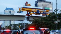 Sejumlah pengendara mobil dan motor melintas dibawah proyek Simpang Susun Semanggi.