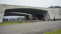 Traveler bersepeda di sekitar tepian danau. Di sore hari suasana pun terbilang ramai (Niken Purnamasari/detikTravel)