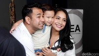 Namun mereka tetap terlihat mesra dan harmonis saat berpose di depan kamera. Pool/Noel/detikFoto.