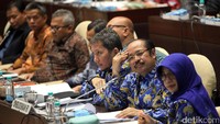 Sejumlah anggota Komisi II DPR bertanya ke komisioner Ombudsman RI (ORI) terkait cara mereka memperkenalkan diri ke publik.