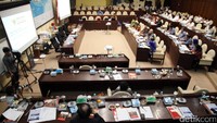 Suasana rapat Komisi II DPR dengan PU, Bawaslu dan komisioner Ombudsman RI (ORI).