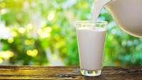 Jangan membekukan susu. Karena susu akan mengental walaupun sudah Anda biarkan mencair. Tapi kalau susunya akan digunakan untuk masak, tidak masalah untuk dibekukan. Foto: iStock