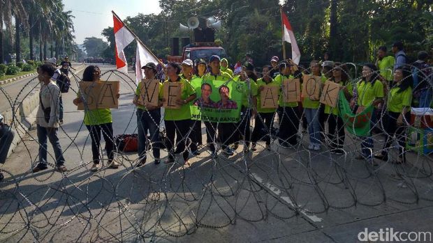 Massa pro Ahok memakai kaos hijau berorasi di depan Gedung Kementan