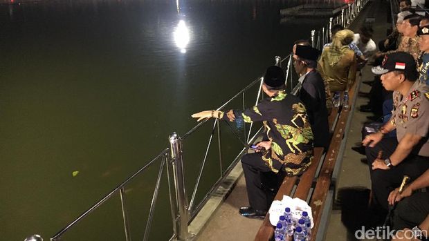 Jokowi dan Bupati Dedi Nonton Pertunjukan Air Mancur Sri Baduga