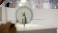 Diperlukan kaca pembesar untuk bisa melihat hasil karya pria kelahiran Ufa, Rusia itu. (Dok. HBO Asia)