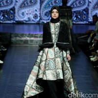 Koleksi Manjha Hijab by Ivan Gunawan mengangkat tema Romantic Hijab Culture di Jakarta Fashion & Food Festival 2017 di Ballroom Hotel Haris Lt.5, Kelapa Gading. Jakarta. [Foto: Mohammad Abduh/Wolipop]