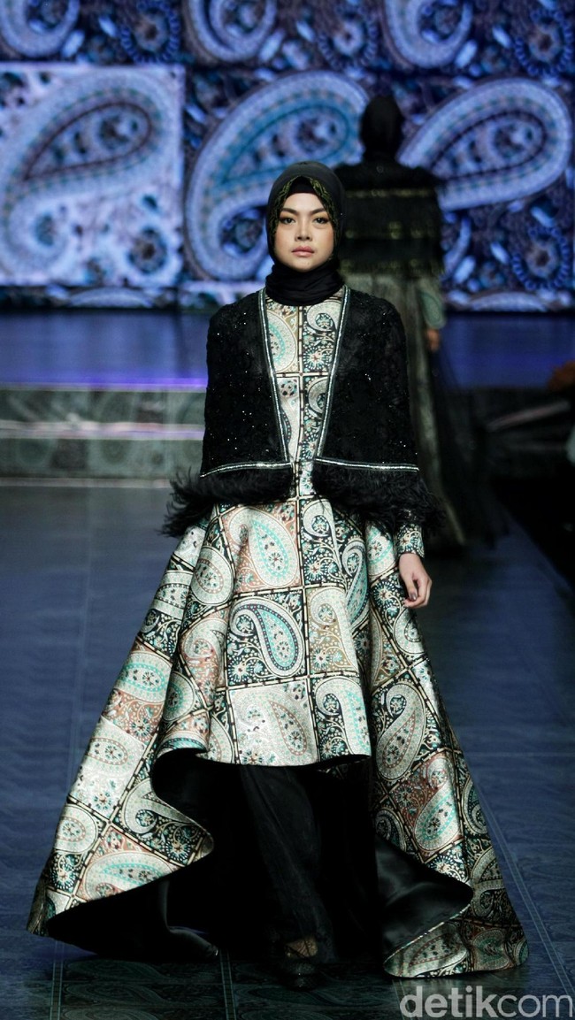 Koleksi Manjha Hijab by Ivan Gunawan mengangkat tema Romantic Hijab Culture di Jakarta Fashion & Food Festival 2017 di Ballroom Hotel Haris Lt.5, Kelapa Gading. Jakarta. [Foto: Mohammad Abduh/Wolipop]