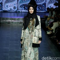 Koleksi Manjha Hijab by Ivan Gunawan mengangkat tema Romantic Hijab Culture di Jakarta Fashion & Food Festival 2017 di Ballroom Hotel Haris Lt.5, Kelapa Gading. Jakarta. [Foto: Mohammad Abduh/Wolipop]