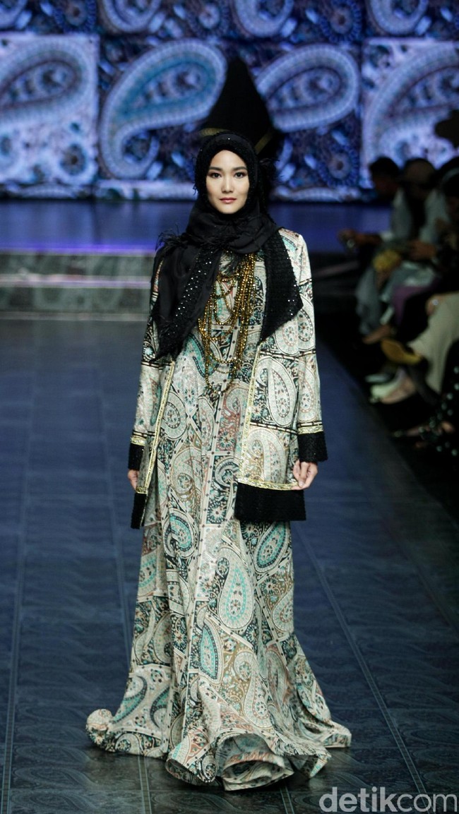 Koleksi Manjha Hijab by Ivan Gunawan mengangkat tema Romantic Hijab Culture di Jakarta Fashion & Food Festival 2017 di Ballroom Hotel Haris Lt.5, Kelapa Gading. Jakarta. [Foto: Mohammad Abduh/Wolipop]