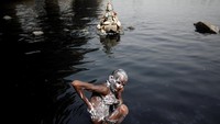 Warga India memanfaatkan aliran sungai untuk mandi. Pada 2015, sebanyak 2.300 orang di India tewas akibat gelombang panas. REUTERS/Adnan Abidi.
