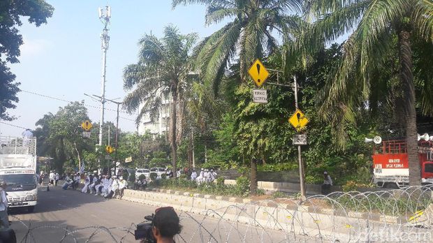 Massa kontra Ahok di depan Gedung Kementerian Pertanian