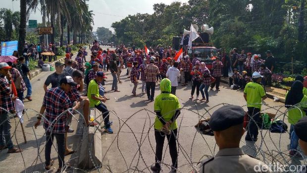 Massa pro Ahok menggelar aksi di depan Gedung Kementan