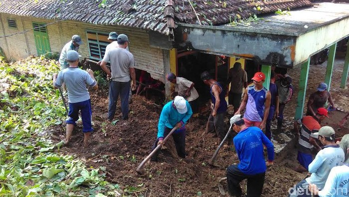 Longsor di Trenggalek Timpa Rumah Warga
