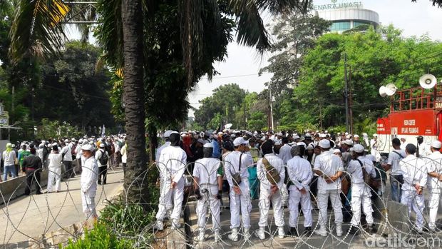 Ahok Baca Pleidoi, Massa Pendemo Baca Syahadat di Luar Ruang Sidang