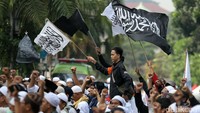 Dalam aksinya massa kontra ahok meminta majelis hakim memutuskan ahok bersalah dan dipenjara.