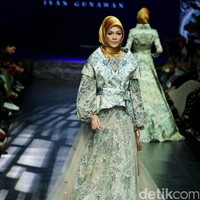 Koleksi Manjha Hijab by Ivan Gunawan mengangkat tema Romantic Hijab Culture di Jakarta Fashion & Food Festival 2017 di Ballroom Hotel Haris Lt.5, Kelapa Gading. Jakarta. [Foto: Mohammad Abduh/Wolipop]