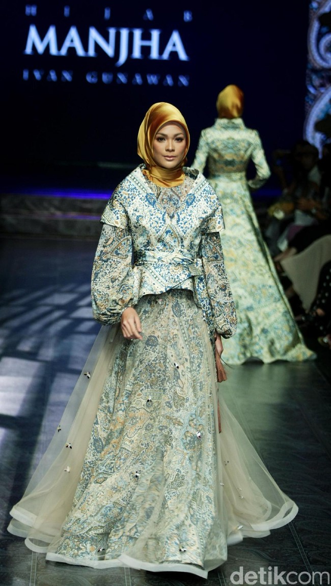 Koleksi Manjha Hijab by Ivan Gunawan mengangkat tema Romantic Hijab Culture di Jakarta Fashion & Food Festival 2017 di Ballroom Hotel Haris Lt.5, Kelapa Gading. Jakarta. [Foto: Mohammad Abduh/Wolipop]