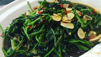 Masakan sayuran paling laris di warteg. Salah satunya tumis kangkung. Agar kangkung tetap hijau segar, kamu perlu perlu melihat triknya di resep ini. Foto: detikfood
