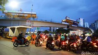 Penampakan proyek Simpang Susun Semanggi yang akan tersambung malam ini, Selasa (25/4/2017).
