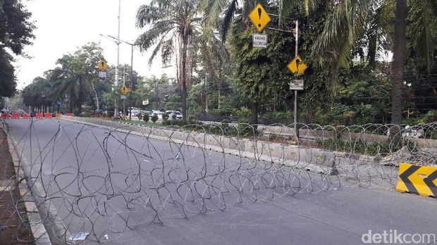 Kawat berduri memisahkan massa pro dan kontra Ahok